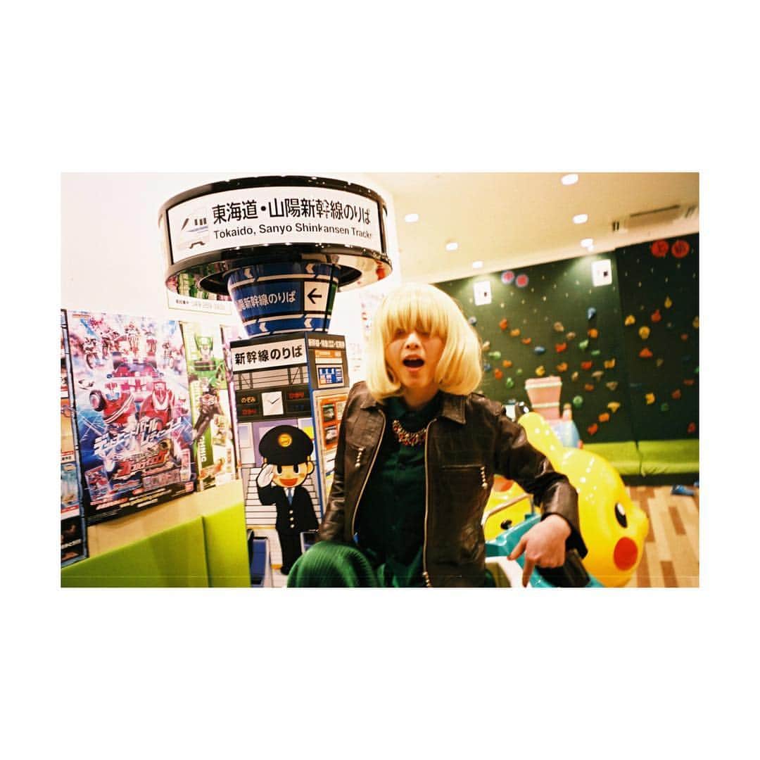 芳根京子さんのインスタグラム写真 - (芳根京子Instagram)「ばんばさんとね 新幹線に乗って遊んだの☺︎ #film #海月姫」4月2日 17時23分 - yoshinekyoko