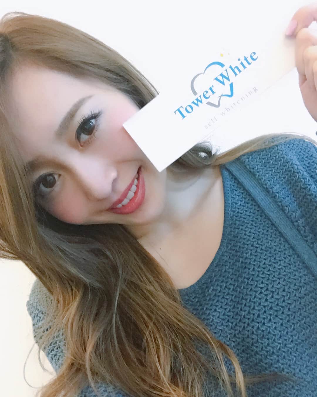 のインスタグラム：「2回目⭐︎ #タワーホワイト @tower__white . #大阪難波 の #高級タワーマンション の一室で、 景色を楽しみながらホワイトニングできるサロン✨ . #インスタ映え #ホワイトニングサロン ということで、モデルやインスタグラマーのお客さんも多いみたい🤔 . . サロンによってはなかなか白くならなかったりしますが、 こちらのサロンは1回でもしっかり効果実感できます😉 . #ミナミ のど真ん中、 そして24時間営業なので、 お仕事忙しい方や、ナイトワークの方も通いやすいと思います♪ . メイク道具やコテ、男性のワックス類も完備されているので、 お出かけ前でも大丈夫👌 . . @tower__white ☜詳細はこちら。 予約はDMでできますよ⭐︎ . . . . #インスタ歯え #タワーマンション #whitening #smile #whiteteeth #ミナミ #キャバクラ #ホスト #キャバ嬢」