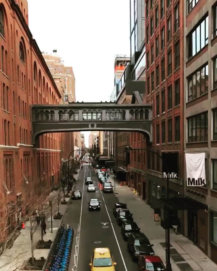 のインスタグラム：「チェルシーの全てが好き🧡 * * *  Just recovered from jet lag:) 🛩😴 #Chelsea  #ny #chelseamarketny  #建物大好き #oldstyle  #今日はみんな家族といましたね #happyeaster  #NY留学 #NY旅 #情報収集量はんぱない #スポンジ #ボブ」