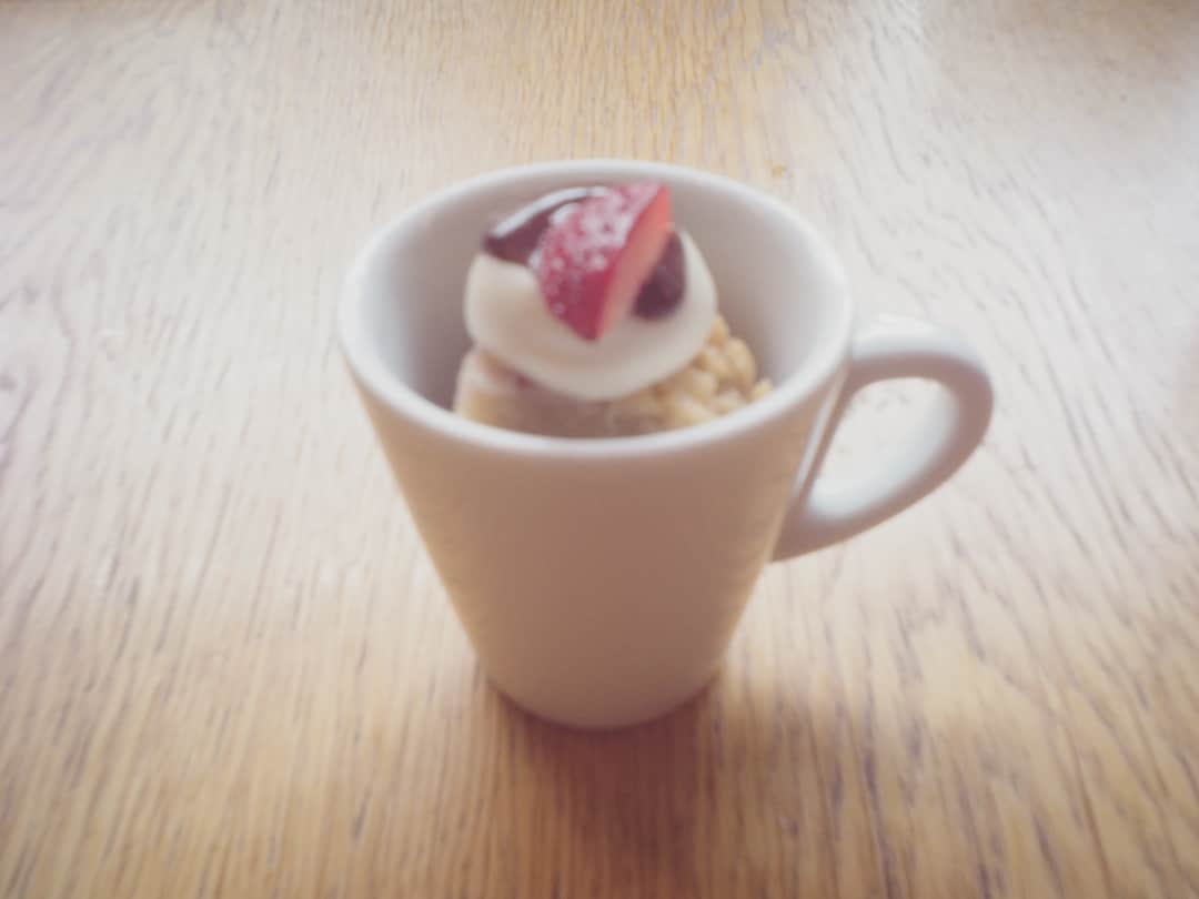 藤崎奈々子さんのインスタグラム写真 - (藤崎奈々子Instagram)「お友達と待ち合わせのカフェ で、素敵親子♡ なんかほのぼのな後ろ姿でした☺︎ この日は珍しくデザートも食べちゃった そろそろ甘いものも いけるようになるかな？  #カフェ#イクメン#カメラ女子#写ルンです風」4月2日 11時57分 - nanakofujisaki