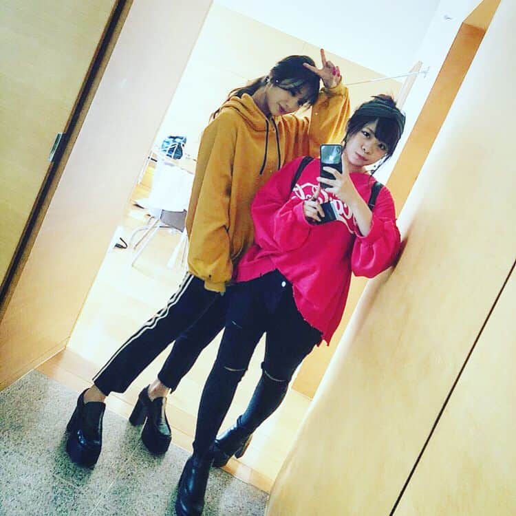 のインスタグラム：「全然合わせて来たわけじゃ無いのに お揃コーデっぽくなった日！笑  楽しすぎて戻りたい😂💗 #幼馴染 #ちっちゃい頃から #しっかり者でお母さんキャラなしいにゃ #そんなあなたが大好きよ💗 #女子旅 #韓国 #Korea #ソウル  #双子コーデ #shopping #trip」