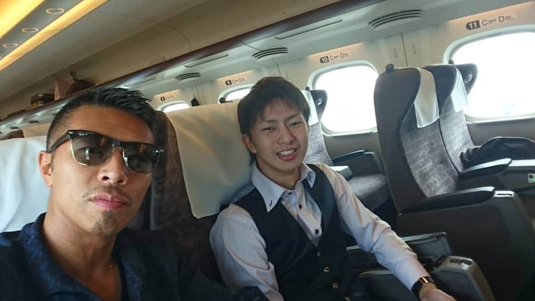 のインスタグラム：「たぐりと、大阪から帰ってます。  三日間の大阪～神戸～阪神競馬場～大阪～阪神競馬場～神戸～大阪。  なかなか移動しました(*_*) 帰って練習いこ。  #大阪#阪神競馬場#神戸 #田口良一 #ハイゼック」