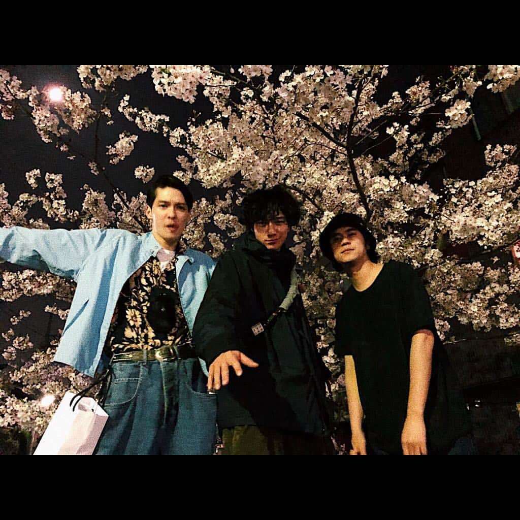 清原翔さんのインスタグラム写真 - (清原翔Instagram)「滑り込み花見。夜桜。 左にへのへのもへじおる。」4月2日 13時44分 - mrkiyotan