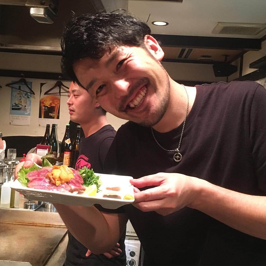 のインスタグラム：「他所の店で肉喰らう🥩😂 #どら十  #水落暢明  #阪神タイガース  #元プロ野球選手  #お好み焼き屋  #東心斎橋  #今の時代に逆行  #フワフワ  #じゃなくて  #カリカリ  #これがまた旨い  #最近ハマっております  #写真は  #うにく  #instayum #shinsaibashi #okonomiyaki #baseballplayer #yammy #smile #ほなっ！！」