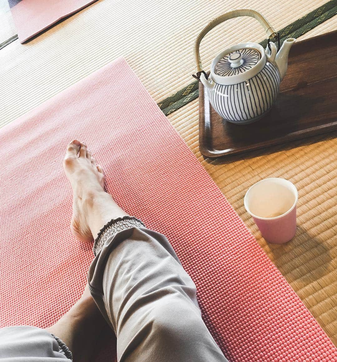 東美樹さんのインスタグラム写真 - (東美樹Instagram)「Having some proper Japanese tea after Yoga on Tatami mats. The scent of Tatami reminds me of grandma’s place. so nostalgic🙏🏼🍵 畳の上でのヨガ 心の解放度&癒され度10割り増し⤴︎ 畳の香りにホッとするのはやはり日本人だなあ、と✨ . #zen  #yoga #yogi  #ヨガ  #朝活」4月2日 15時19分 - mikko.36___