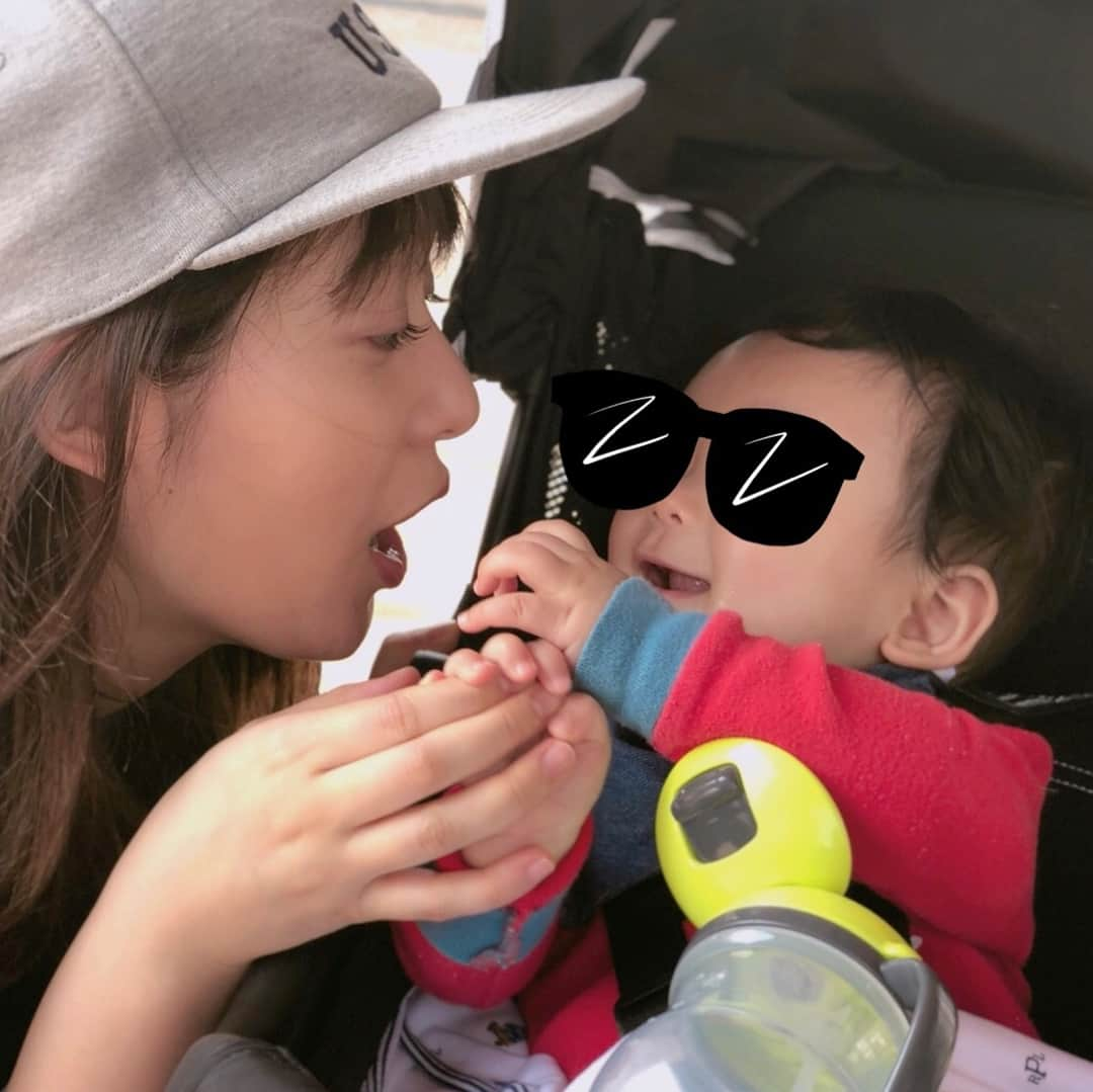 吉田明世さんのインスタグラム写真 - (吉田明世Instagram)「今日は 姉と甥っ子くんとお散歩へ☻ 桜はずいぶん散ってしまったけど 風が吹いた時の桜吹雪がとっても綺麗でした🌸 暖かくなって道に咲くお花に気分もワクワク。 #たまむすび #赤江さんの声を聞いてホッとする平日午後 #赤江さん竹山さんの優しさ溢れるオープニングトークに感謝です #陣痛はマヨネーズ #勉強になります #そしてそして #新社会人新入生のみなさん #おめでとうございます #毎日充実した新生活となりますように #TBSの入社式の日に #大事な書類を全て赤坂駅のトイレに忘れた #あの日から7年 #早いです #ちなみに書類は見つかりました」4月2日 16時07分 - akiyo0414