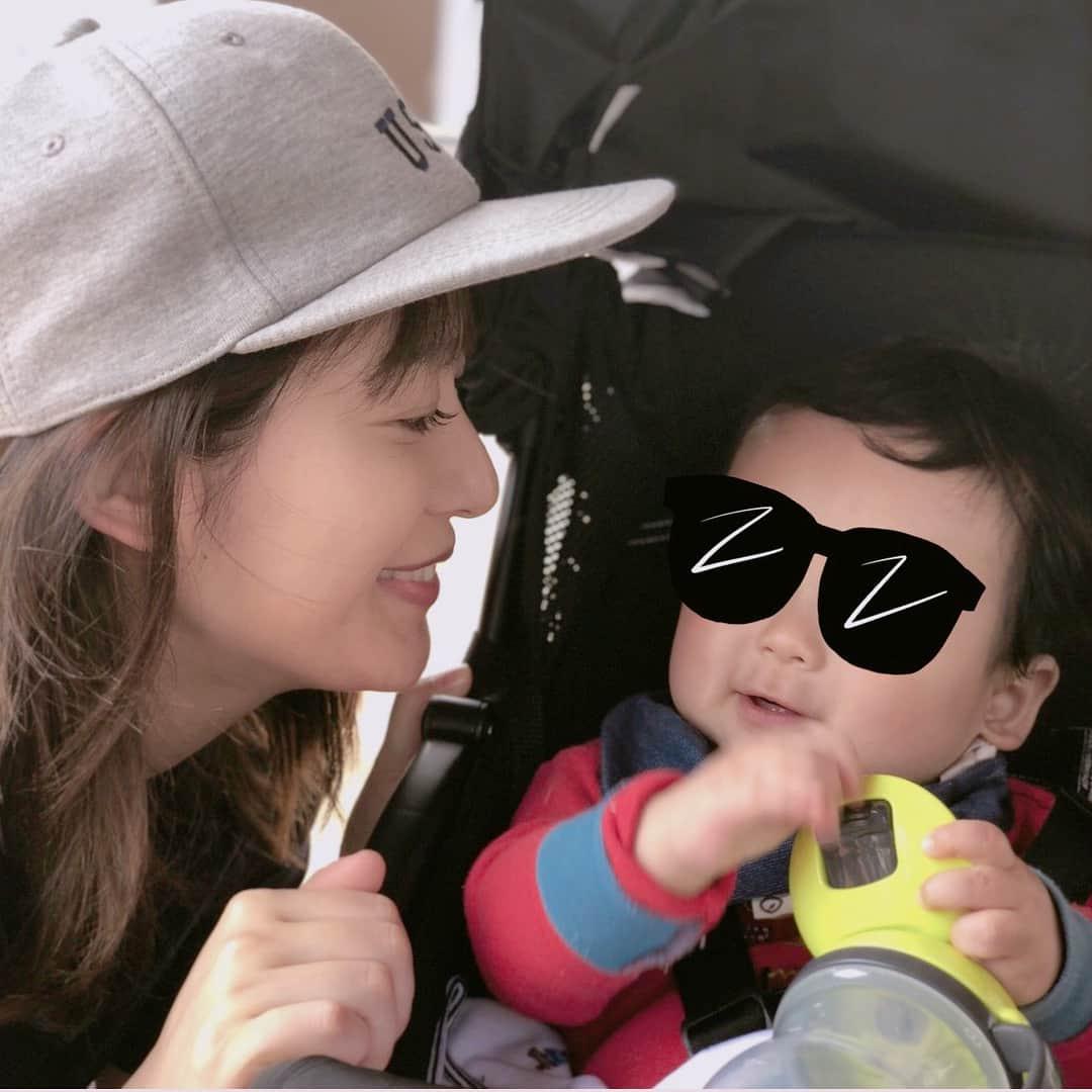 吉田明世さんのインスタグラム写真 - (吉田明世Instagram)「今日は 姉と甥っ子くんとお散歩へ☻ 桜はずいぶん散ってしまったけど 風が吹いた時の桜吹雪がとっても綺麗でした🌸 暖かくなって道に咲くお花に気分もワクワク。 #たまむすび #赤江さんの声を聞いてホッとする平日午後 #赤江さん竹山さんの優しさ溢れるオープニングトークに感謝です #陣痛はマヨネーズ #勉強になります #そしてそして #新社会人新入生のみなさん #おめでとうございます #毎日充実した新生活となりますように #TBSの入社式の日に #大事な書類を全て赤坂駅のトイレに忘れた #あの日から7年 #早いです #ちなみに書類は見つかりました」4月2日 16時07分 - akiyo0414