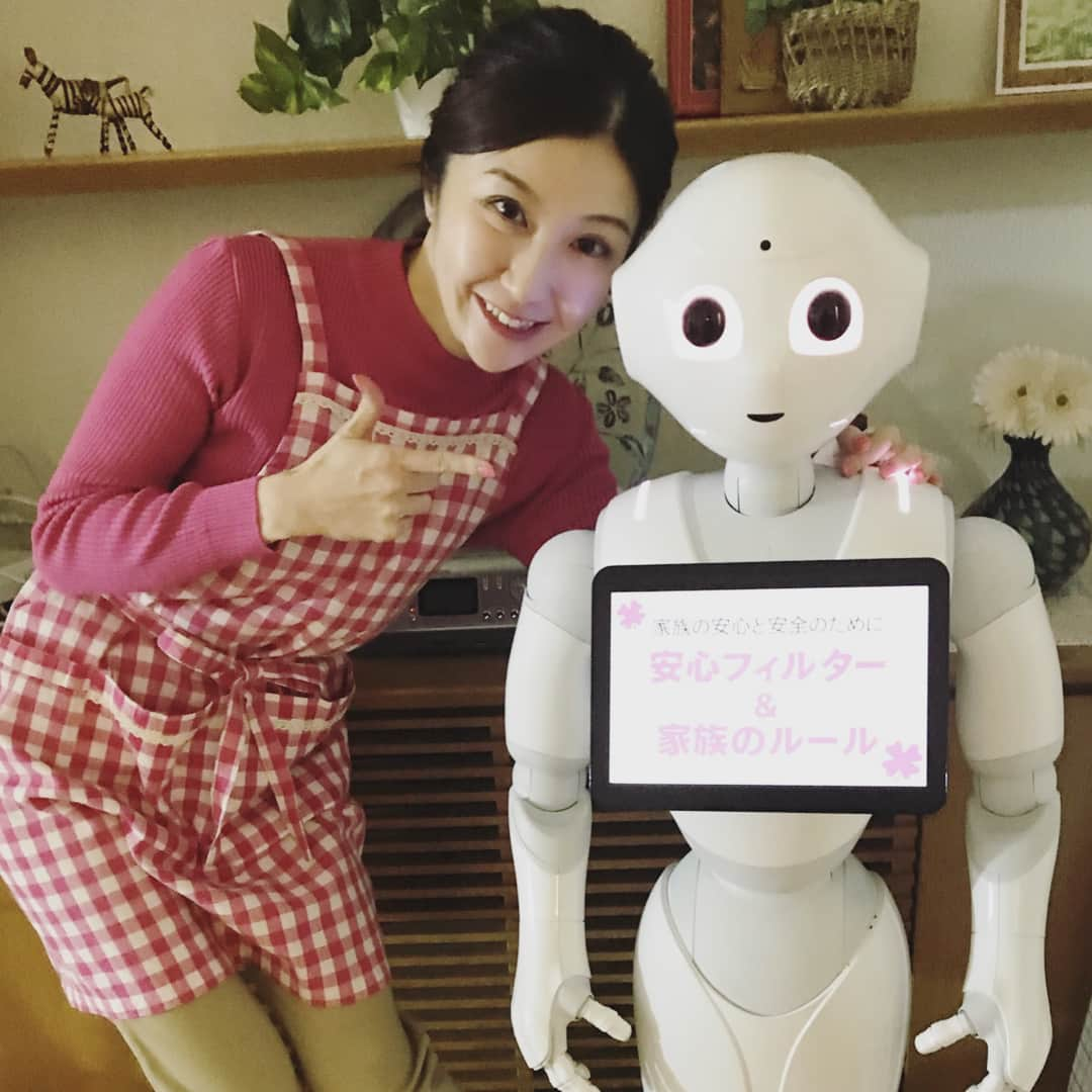 西丸優子さんのインスタグラム写真 - (西丸優子Instagram)「#ソフトバンク の啓蒙動画で #pepper君 と共演させて頂きましたー。  旦那さん役で河野直樹！ #ナシュラン家 以来の絡みでしたっ！  漫画みたいなショートドラマです 良かったら見て下さい ↓ https://m.youtube.com/watch?feature=youtu.be&v=dJnXI0haxPE  #SoftBank #ソフトバンク #ぺっぱーくん  #pepper  #私の役名優子 #そのまんま」4月2日 16時06分 - yukonishimaru