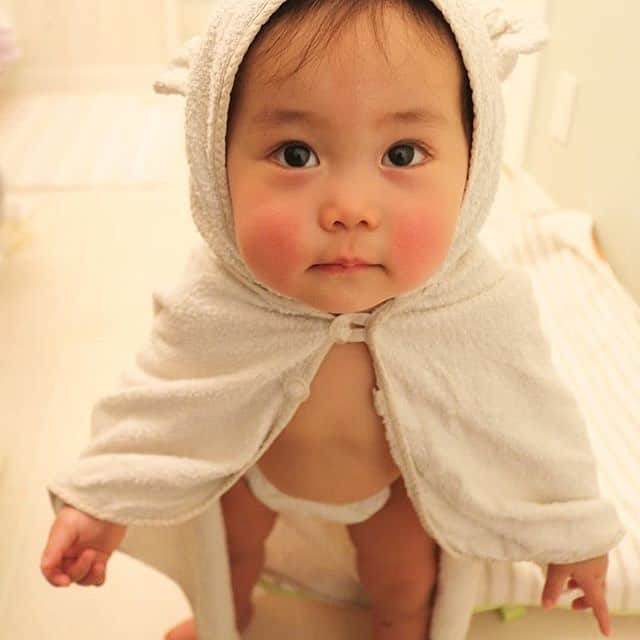 ママリさんのインスタグラム写真 - (ママリInstagram)「赤ちゃんマン参上👶🏻🍼✨⠀ #ママリ ⠀⠀⠀⠀ *⠀⠀⠀ お風呂場から参上だ~い💛⠀ *⠀ こんなかわいいヒーローが現れたら…✨⠀ 可愛くてたまりませんね🎉⠀ *⠀⠀⠀⠀⠀⠀⠀ @tak03o1  様 可愛い画像ありがとうございました✨⠀⠀ *⠀ *⠀ 🌈🎉 🌈🎉 🌈🎉 🌈🎉 🌈🎉 🌈🎉 🌈🎉⠀ 「ママリ×HugMug親子ファッション👕👖👟⠀ スナップコンテスト」開催中⠀ 🌈🎉 🌈🎉 🌈🎉 🌈🎉 🌈🎉 🌈🎉 🌈🎉⠀ *⠀ ハッシュタグ『#ハグママリ』をつけて投稿いただいたファッションスナップの中より📱⠀ *⠀ 素敵な投稿を5月28日（月）発売のHugMug Vol.24[夏号]誌面に掲載するコンテストを開催中💕⠀ * 🍀参加方法🍀⠀ ❶@mamari_fashion と @hugmug_insta のアカウントをフォロー⠀ *⠀ ❷親子・キッズ・ママの初夏ファッションに『 #ハグママリ 』をつけてインスタグラムで投稿するだけ！⠀ *⠀ みなさまからのたくさんの投稿をお待ちしております💕⠀ *⠀ 詳しくはこちらから:👉@mamari_fashion⠀⠀⠀ *⠀⠀⠀ 👦👧👦👧👦👧👦👧👦⠀⠀ #ママリ をつけて⠀⠀⠀⠀ 家族の日常を投稿してくださいね❤⠀⠀⠀⠀⠀ 👦👧👦👧👦👧👦👧👦⠀⠀ *⠀⠀⠀⠀⠀⠀ ※︎#ママリ をつけた魅力的な動画やお写真は、⠀⠀⠀⠀ @mamari_style @mamari_official @mamari_mini ⠀⠀⠀⠀ Facebookページ、アプリ/WEBサイト 「ママリ」内の記事でご紹介させて頂きます⠀⠀⠀⠀ *⠀⠀⠀⠀ 他にもこんなタグを募集中💡⠀⠀⠀⠀ #ママリ と一緒につけてくれた人の中より⠀⠀⠀⠀ ピックアップさせていただきます💞⠀⠀⠀⠀ *⠀⠀⠀⠀⠀ *⠀⠀⠀⠀⠀⠀ 👪家族の日常やイベントに⠀⠀⠀⠀ 『#ママリ』⠀⠀⠀⠀⠀⠀⠀ @mamari_official ⠀⠀⠀⠀⠀⠀⠀ *⠀⠀⠀⠀⠀⠀⠀ 👖キッズ・親子コーデファッションアイテムに⠀⠀⠀⠀ 『#ママリファッション』⠀⠀⠀⠀⠀⠀⠀ @mamari_fashion ⠀⠀⠀⠀⠀⠀⠀ *⠀⠀⠀⠀ 🍱子供が喜ぶごはん・おやつ・お弁当に⠀⠀⠀⠀⠀⠀ 『#ママリクッキング』⠀⠀⠀⠀⠀⠀ @mamari_style⠀⠀⠀⠀ *⠀⠀⠀⠀⠀⠀⠀ 💗出産準備品・マタニティフォトに⠀⠀⠀⠀ 『#ママリミニ』⠀⠀⠀⠀⠀ @mamari_mini ⠀⠀⠀⠀⠀⠀ *⠀⠀⠀ *⠀⠀⠀ 子育て情報満載✨ママリのアプリダウンロードはプロフィールから📲@mamari_official⠀⠀ *⠀ #0歳 #1歳 #2歳⠀ #娘 #娘コーデ⠀ #赤ちゃん #子供⠀ *⠀ #아들⠀ #insta_baby ⠀ #ママ #パパ⠀ #お風呂 #大好き ⠀ *⠀ #親バカ部⠀ #成長記録⠀ #女の子 #女の子ベビー」4月2日 16時09分 - mamari_official