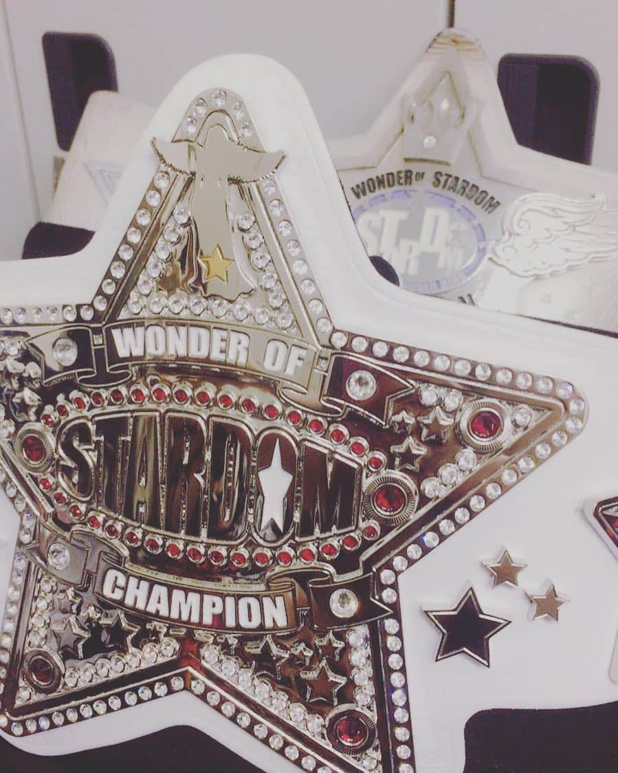 紫雷イオさんのインスタグラム写真 - (紫雷イオInstagram)「WONDER OF STARDOM #championbelt #new #old  白いベルト。新旧揃った貴重な写真。」4月3日 1時48分 - iyo_sky