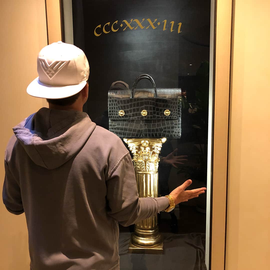 のインスタグラム：「Just popped into the Beverly Hills Hotel to check out the @cccxxxiii Imperium on display in all of its glory. 🙌🏽🙌🏽🙌🏽 if you live in the area swing by and witness the masterful design work of @mrking @dyrdekmachine #dyrdekmachine #manufacturingamazing」