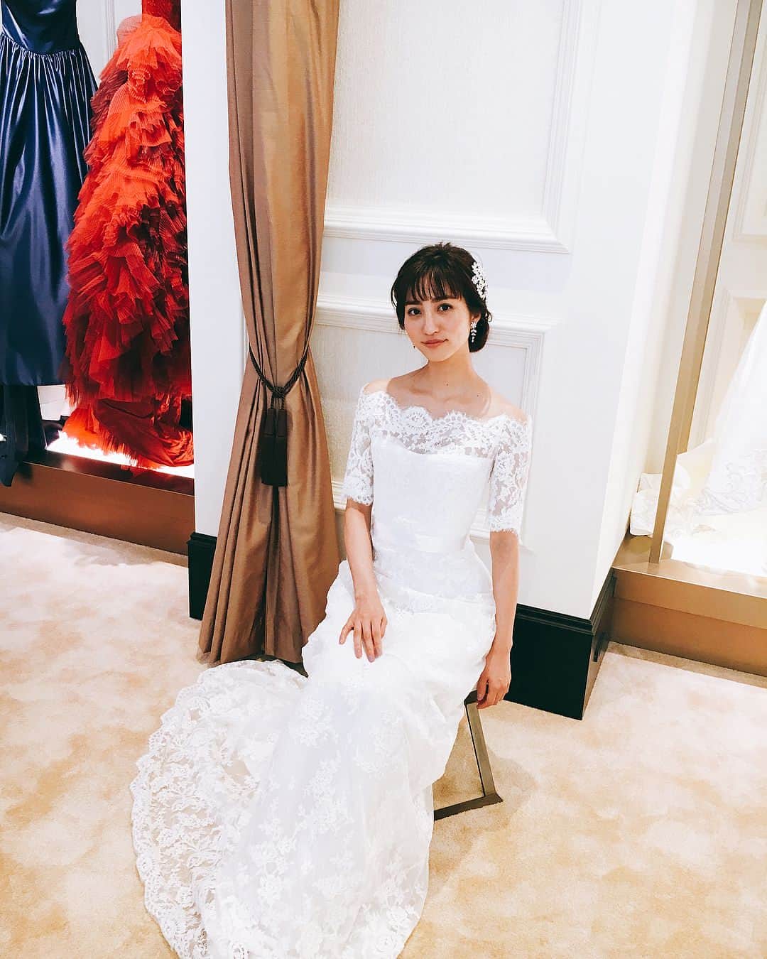 のインスタグラム：「昨日O.Aの「丸の内小町」で着たウェディングドレス👗🎉 レースが繊細で上品でとっても素敵なドレス。。女の子に生まれてよかったと思う瞬間でした🤔🌸 #ウェディングドレス #mirrormirror」