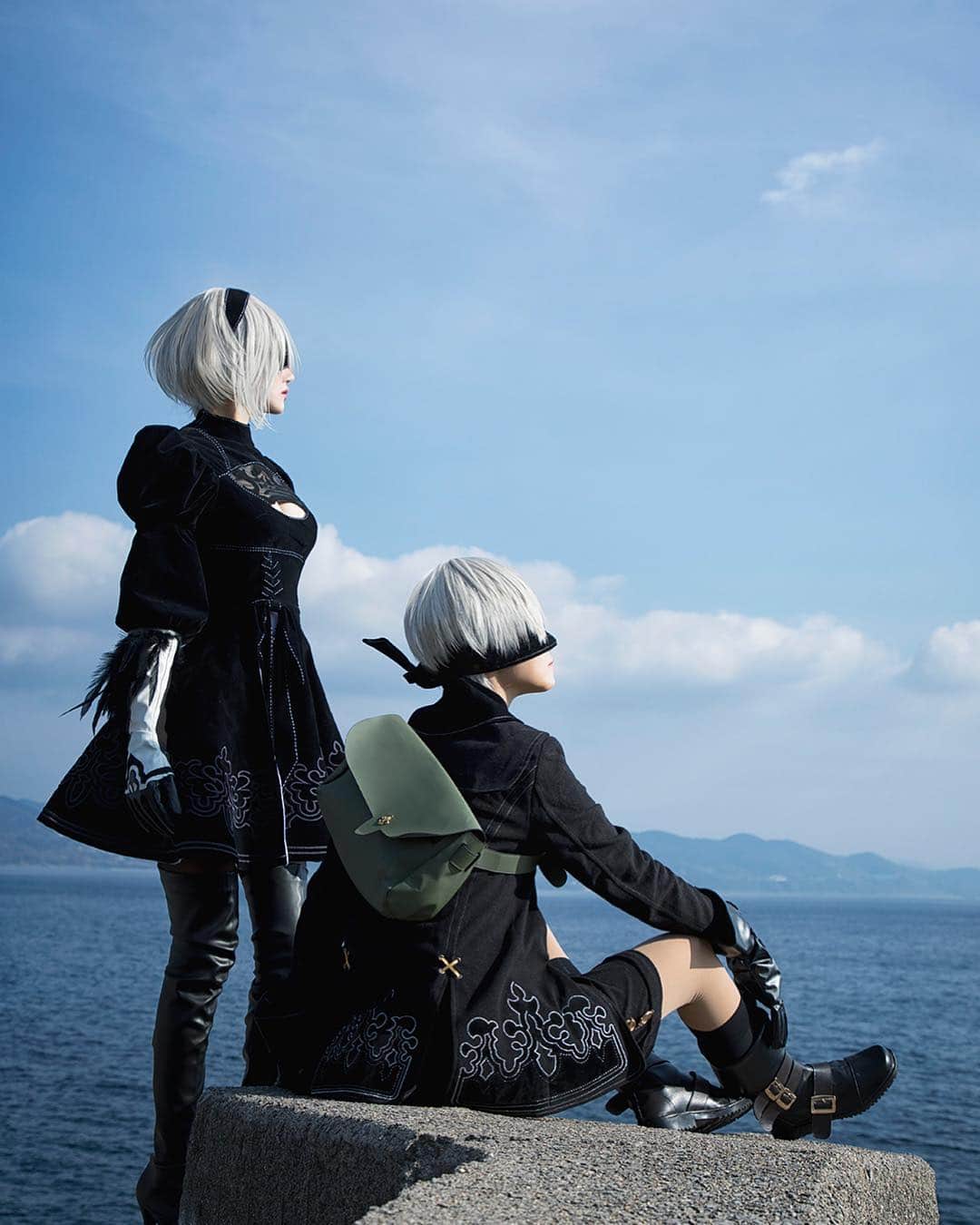 赤羽律のインスタグラム：「NieR:Automata [ヨルハ2号B型] 「 敵大型兵器、全機能停止を確認。」 ロケ許可済み* Twitter - akaba_ritsu  9S @slumei  P* Kyanchan  #nierautomata #nier #2B #9S #cosplay #コスプレ #ニーアオートマタ  #ニーア #photoshoot #whitehair #bluesky #sea」