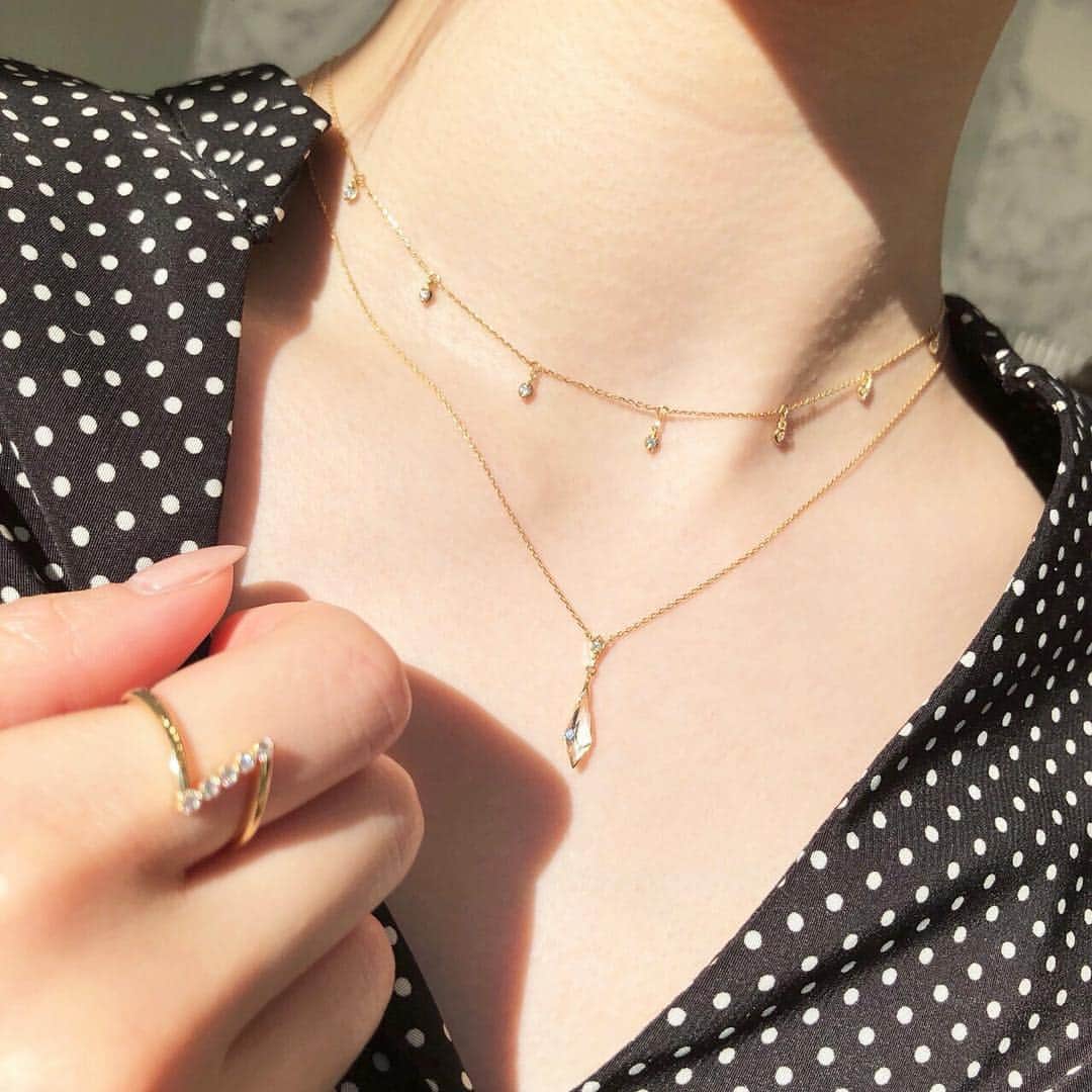 starjewelry_pressさんのインスタグラム写真 - (starjewelry_pressInstagram)「お好きな長さに調節できるダイヤモンドネックレスをチョーカー風にアレンジ。クォーツがきらめくPRISMのY字ネックレスを合わせるのがポイントです。4月のバースストーン、ダイヤモンドを随所に散りばめて！ ・ ・ #starjewelry #スタージュエリー #necklace  #ネックレス #ring #リング #diamond #ダイヤモンド  #4月生まれ #誕生石 #コーディネイト」4月2日 18時59分 - starjewelry_press