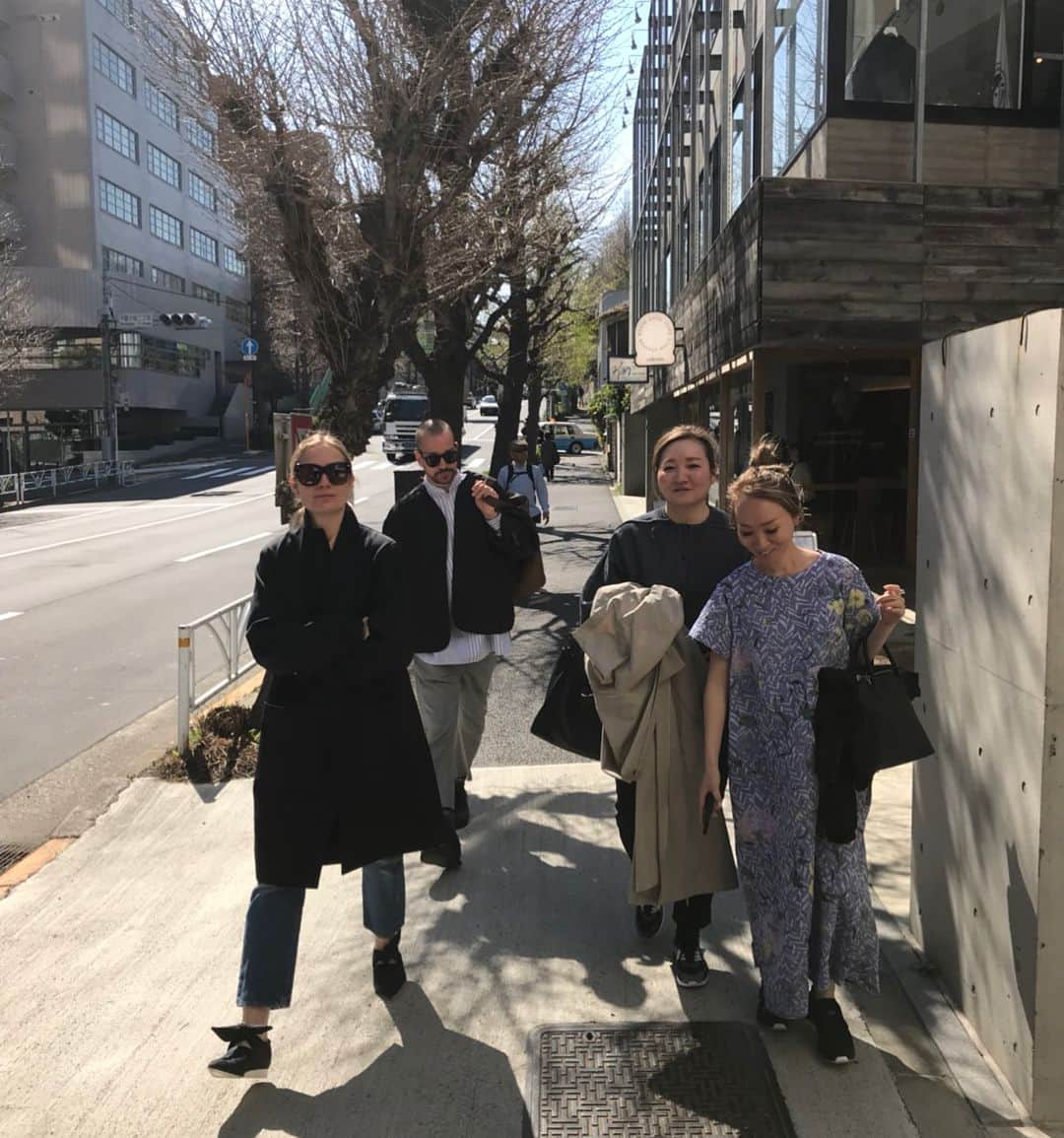 森田えりかさんのインスタグラム写真 - (森田えりかInstagram)「ルークとルーシはジルサンダーのデザイナーね👫👗 —————————————————————— 桜の開花とともに新しい風が 吹いてきた気がした🍃感じようとすれば、誰でもあたることができる風、誰でも変われるチャンスのあるシーズン。風感じれてますか？ #fresh #freshair #cherryblossom #breeze」4月2日 19時21分 - erikaricottamelon