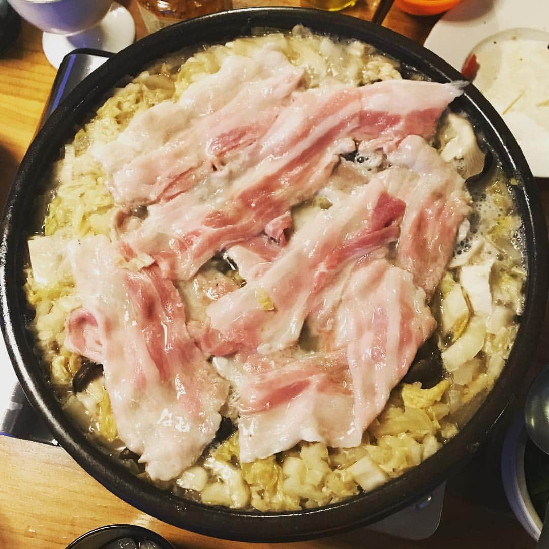 アヤメさんのインスタグラム写真 - (アヤメInstagram)「Easter meal😋🍲週末の美味しい#たまちゃんの酸菜白肉鍋 @tama.tamaben #料理研究家 #私は食べる係 #台湾鍋 #酸菜白肉鍋」4月2日 19時42分 - ayame_socks