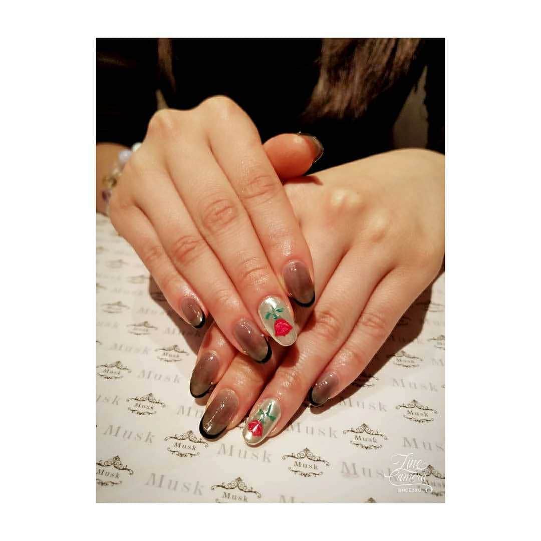 永井日菜のインスタグラム：「🆕 #ネイル #nail #ジェルネイル #ネイルアート #nails #シースルーネイル #薔薇 #ブラックネイル」