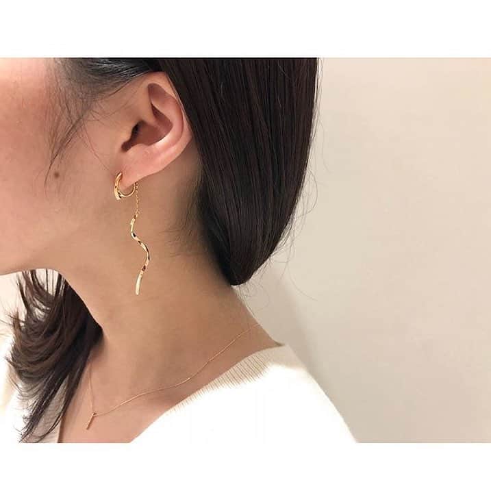 のインスタグラム：「・ "Earring" ピアスに見えるイヤリング。 着用のイヤリングは、後ろにチェーンがついたデザインで立体感のある見え方に。 ・ coordinate by  eteルクア大阪店 ・ #ete #エテ #earring #ete_style」
