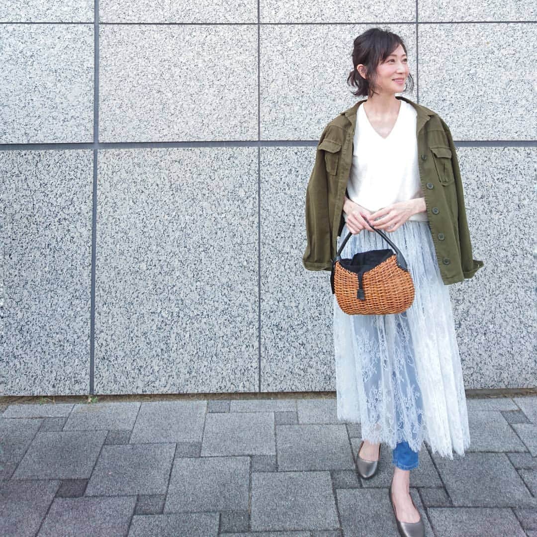 gayo01のインスタグラム：「桜が満開のうちにお花見🌸🍡 . . outer... #zara tops... #uniqlo skirt... #raycassin (new) denim... #macphee (new) bag... #cattleyasacs shoes... #nobrand . . #ootd #outfit #fashion #coordinate #locari #denim #tomorrowland #ザラ #ユニクロ #ミリタリージャケット #レーススカート #デニム #カゴバッグ #大人カジュアル #プチプラ #プチプラコーデ #シンプルコーデ」