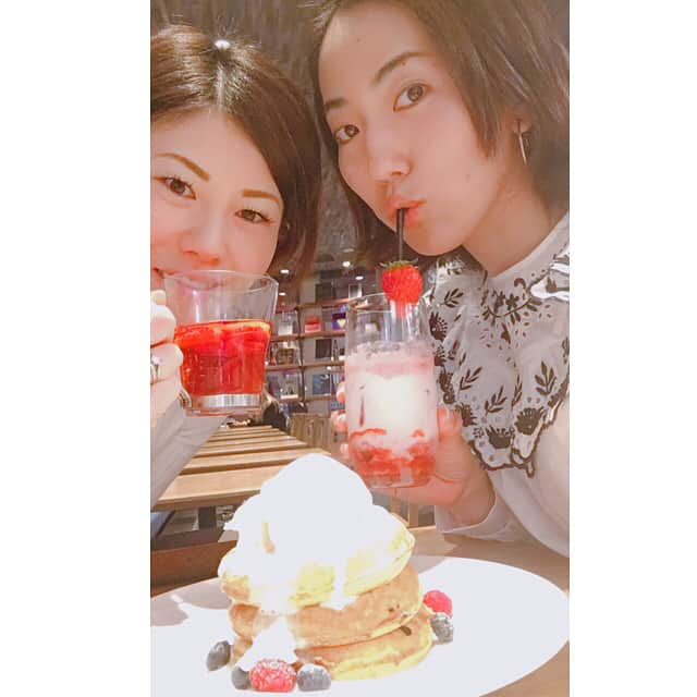 笠りつ子さんのインスタグラム写真 - (笠りつ子Instagram)「①よめと食後のデザート🍓  ②都会の真ん中に公園があって 色んな人がいた。 いーねー開放感。また、いきたい。 #後ろで寝てる💤 #zara #幸せな時間」4月2日 20時49分 - ryuritsuko