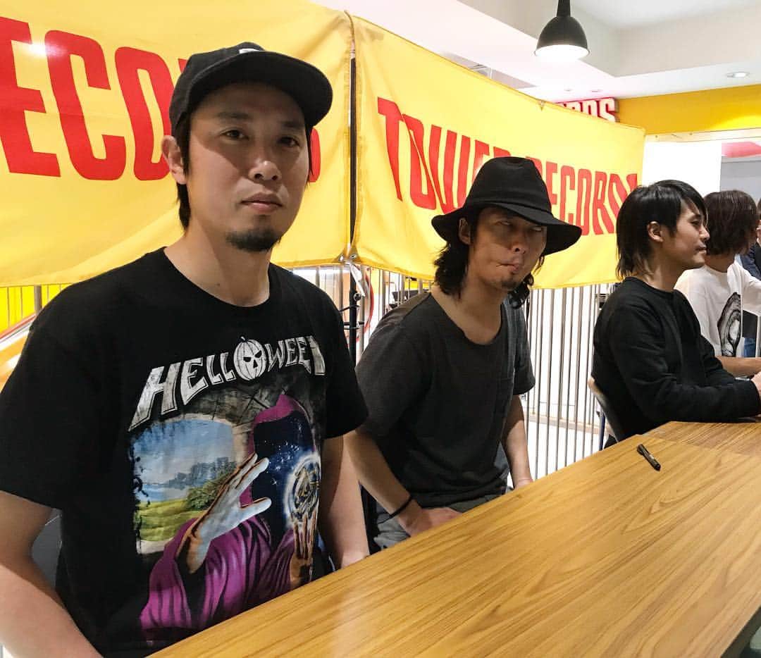 のインスタグラム：「名古屋サイン会も無事終了！来てくれたみなさんありがとう！しかしハロウィンTでキマッたと思ったのに、変顔にもってかれてますやん。#helloween🎃 #情景泥棒」