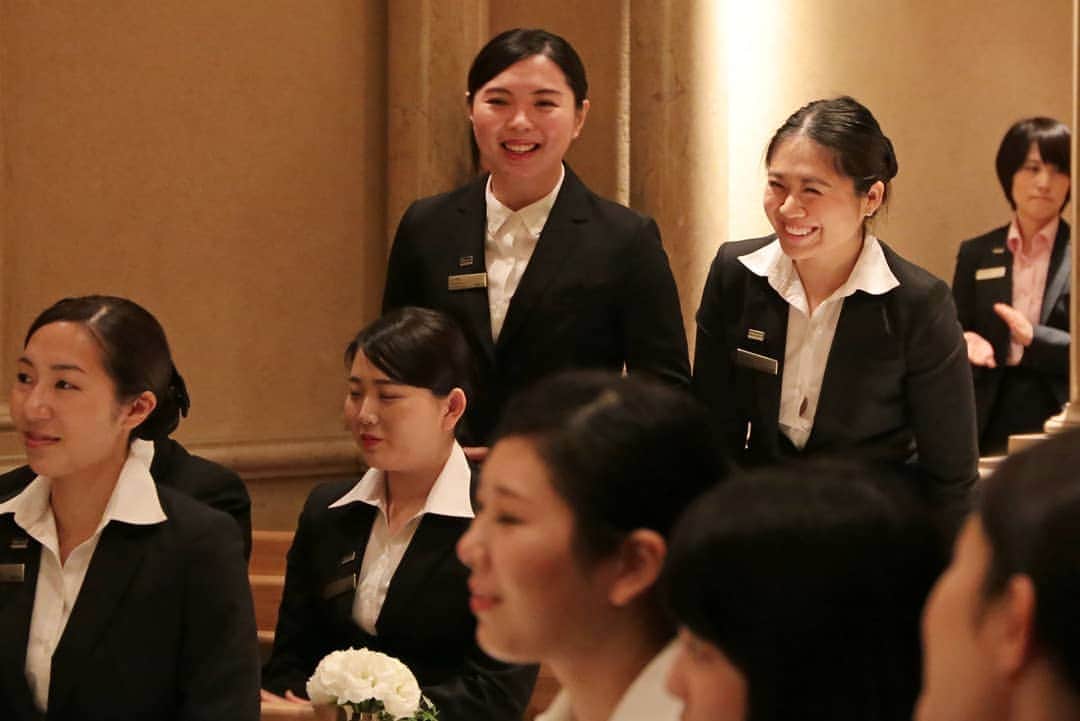 THE WESTIN TOKYO | ウェスティンホテル東京さんのインスタグラム写真 - (THE WESTIN TOKYO | ウェスティンホテル東京Instagram)「本日、ウェスティンホテル東京に2018年度の新入社員が入社いたしました💐✨ 期待と不安をたくさん抱えながらも、これから多くのお客様に喜んでいただけるおもてなしをしていくことに嬉しさ感じ、とても素敵な笑顔を見せてくれています。  #ウェスティンホテル東京 #ウェスティン #ホテル #東京 #恵比寿 #新入社員 #笑顔  We started off this week with the beautiful smiles of our new associates who joined The Westin Tokyo family today!  We are all excited to coach and work with these leaders of our future with our “Take Care” culture so that they can take good care of our guests – as we always believe people are what really brings the hotel experience to life.  Welcome to the big family!  #WestinTokyo #westinhotel #thewestintokyo #westin #hotel #tokyo #ebisu」4月2日 21時10分 - westintokyo