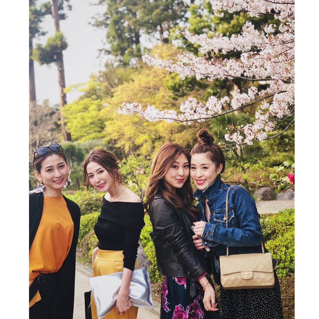 のインスタグラム：「去年に引き続き、春の鎌倉🍡⛩ ・ ・この時期、 ぷらぷら町歩きするだけで、最高です  久しぶりに、 プリ！撮りました 👩‍❤️‍💋‍👩 @nakanoyuika と5人で、 MINTSっていうユニット名爆👯‍♀️それぞれの頭文字 ・  で、やっぱりイカが好き。🦑💕 Wewent KAMAKURA continuously from last year. It was the best just to hang around.I took PURIKURA after all this time.We making the unit named MINTS using  each initials  with @nakanoyuika lol🤣As I though I like squid😜  #cherryblossom  #kamakura  #japan  #日本 の#春 #最高  #イカ 焼き #大好き #久しぶり に #プリクラ #サイババ カラーの人が #2人 いる。」