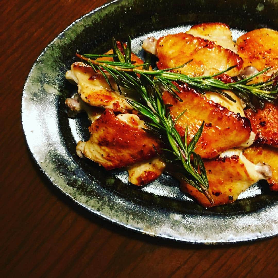 のインスタグラム：「焼き鳥用に売っていた開いた手羽中に塩胡椒、おろしにんにく、オリーブオイルをまぶして、ローズマリーと一緒にフライパンでこんがり焼いたらいっちょまえのおつまみに。レモンを絞ったら、やっぱり焼き鳥。 #簡単おつまみ #手羽中 #グリルチキン #ローズマリー #余宮隆  #鉄釉」