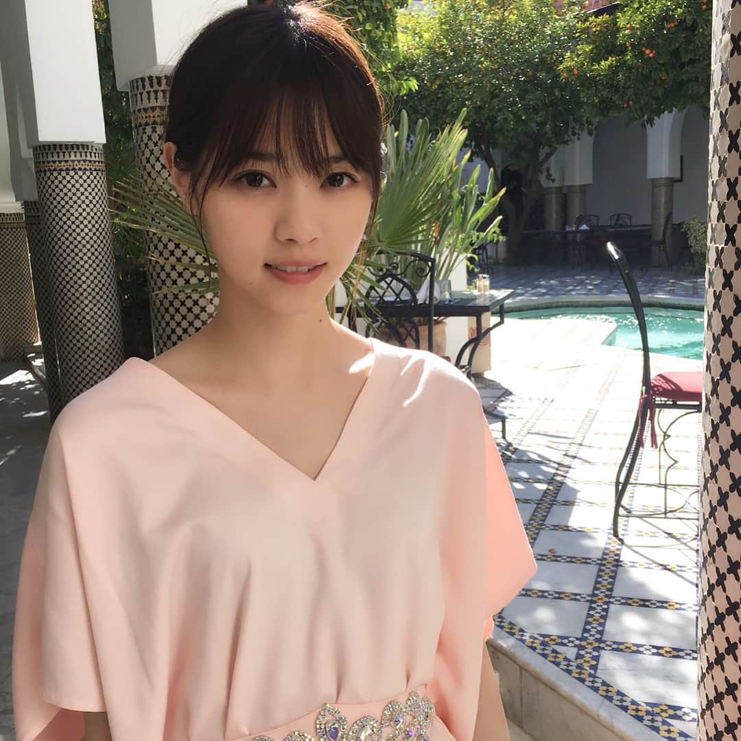 西野七瀬のインスタグラム：「amazon限定表紙にもなっている、カフタンドレス姿のオフショット。滞在中のモロッコは、昼間はロンT1枚でちょうどいいくらいの暖かさ。後ろに見えるプールも日差しできらめいていてキレイでした✨こちらでは水着撮影も行いましたよ🍹  #西野七瀬 #乃木坂46 #西野七瀬1stフォトブック  #わたしのこと #5月9日発売 #2枚目の隅に写っているのは日光浴中の方の脚です」