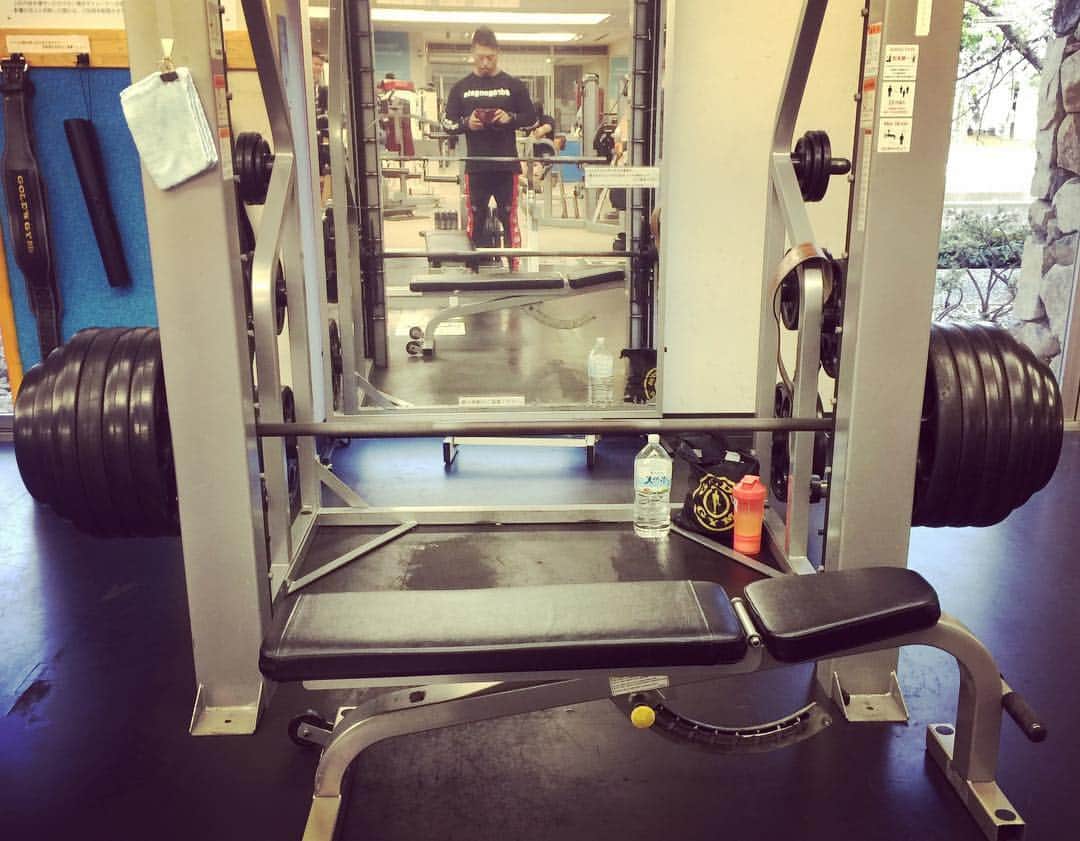 鷹木信悟さんのインスタグラム写真 - (鷹木信悟Instagram)「最近、デッドリフトをスミスマシンでやってる。 フリーよりリスク無いし効きが良いような気がして。 逃げかなあ？ #トレーニング」4月2日 23時15分 - takagi__shingo