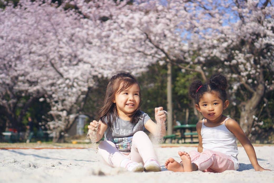 バイリンガル3兄妹さんのインスタグラム写真 - (バイリンガル3兄妹Instagram)「今年撮った 「桜と共に…」な写真達。 ・ 満開寸前の先週半ばくらいだったかな？ ・ ひどい花粉症なのに 長い時間お花見で外にいた為、その夜から全身アレルギー症状と40度近い高熱まで出ることになるとは、この時はまだ知らず。😂 ・ 結果2日寝込んで満開を見逃すという😂 ・ 一瞬だったけれどやっぱり桜はとても綺麗でした。 ・ #桜 #cherryblossom  #花粉症 #姉妹 #バイリンガル3兄妹」4月2日 23時59分 - yucgram