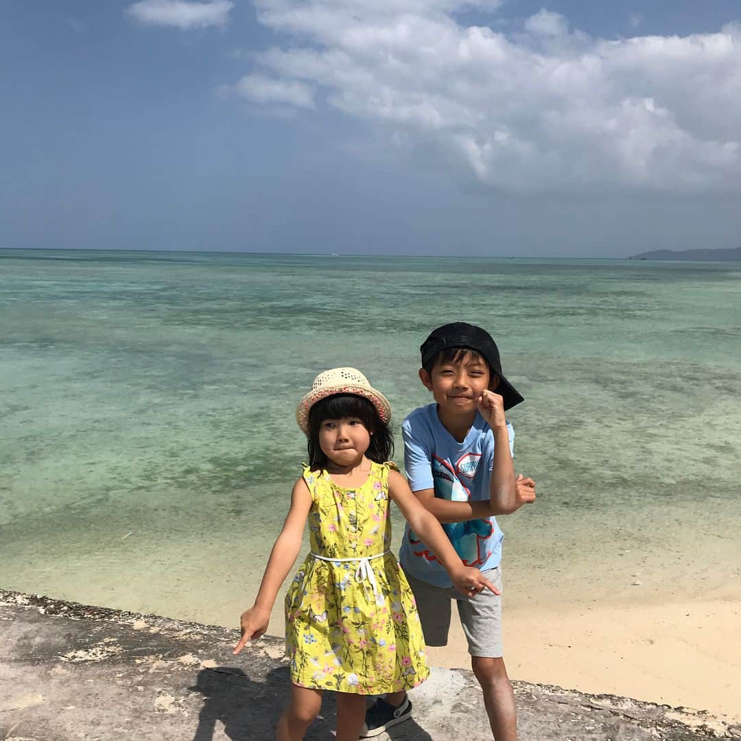 のインスタグラム：「竹富島後編！  レンタル自転車をして桟橋へ！  島の中の道は白く、ビーチの砂を持って来てるそうな。  そんなわけで自転車はとっても便利だけど運転しにくい。 車輪を砂に取られるから、私は一回転んでしまい息子殿にも擦り傷が(＞人＜;) なのでかなり慎重に運転！  でもあるとかなり便利！ というか、子連れで歩くのには時間かかるし、バスやタクシーもほとんどないし、、、、 やっぱ自転車！（笑）  お陰で桟橋へ行ってから、コンドイビーチへもスイスイ(๑˃̵ᴗ˂̵) いや〜、海がめっちゃ綺麗！！ とにかく綺麗！！ 透き通ってて遠浅で、子供達も大喜び（≧∇≦） 日本だけど日本じゃないような。 癒される〜☆*:.｡. o(≧▽≦)o .｡.:*☆ そしてお昼はレンタル自転車屋さんに薦められたかにふで！！ 洋食屋さんなんだけど、これまたすっごく美味しかった！  石垣や竹富島は車海老の養殖が盛んらしく、車海老のエビフライ食べたかったんだ〜！ あとは島豚のポークソテー！ これも息子殿がハマってめっちゃ食べてた（笑）  子供達はハンバーグとブタのメンチカツとエビフライのセットにしたんだけど、写真の撮り忘れ。 これも美味しかったな〜！ ビールもグラスがキンキンに凍っててたまらんし、なんだか幸せ！！ 最後にかき氷屋さんに寄って石垣島へ戻りました(๑˃̵ᴗ˂̵)！ 近いから半日でサクッと遊べて、絶対また行きたい場所！！ 沖縄最高です！  #家族旅行#旅行#春休み#沖縄#竹富島#海#息子殿姫#姫#息子殿#綺麗#大自然#車海老#ポークソテー#かにふ#かにふ竹富島#また行きたい場所#travel #trip #okinawa #taketomi」