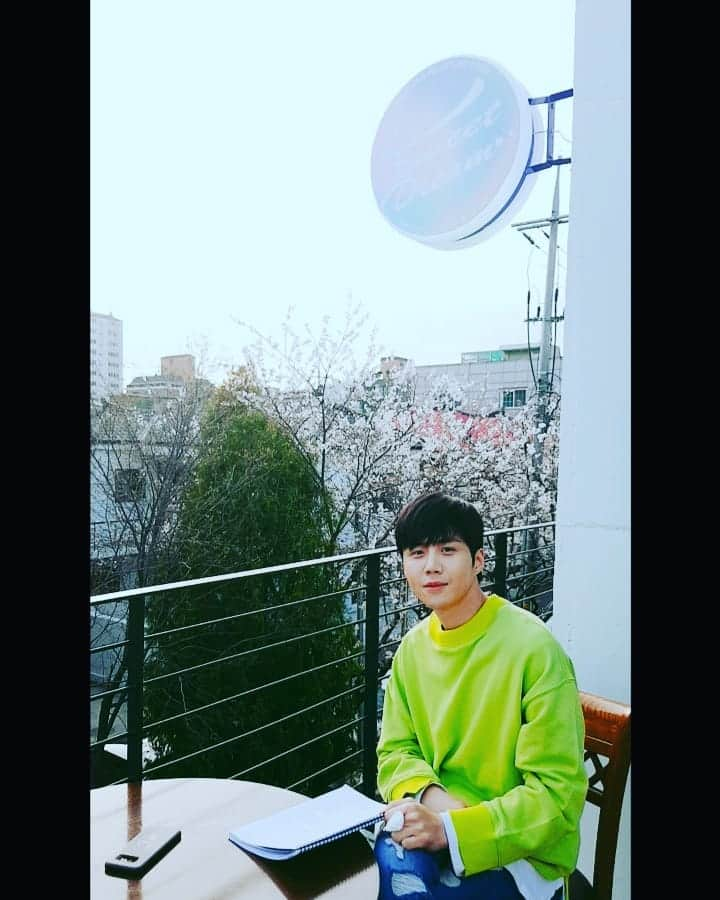 キム・ソンホさんのインスタグラム写真 - (キム・ソンホInstagram)「#생존신고#미치겠다,너땜에!#래완#봄봄봄#헿 #날씨좋아요#한강가서록키랑뛰고싶다」4月3日 11時37分 - seonho__kim