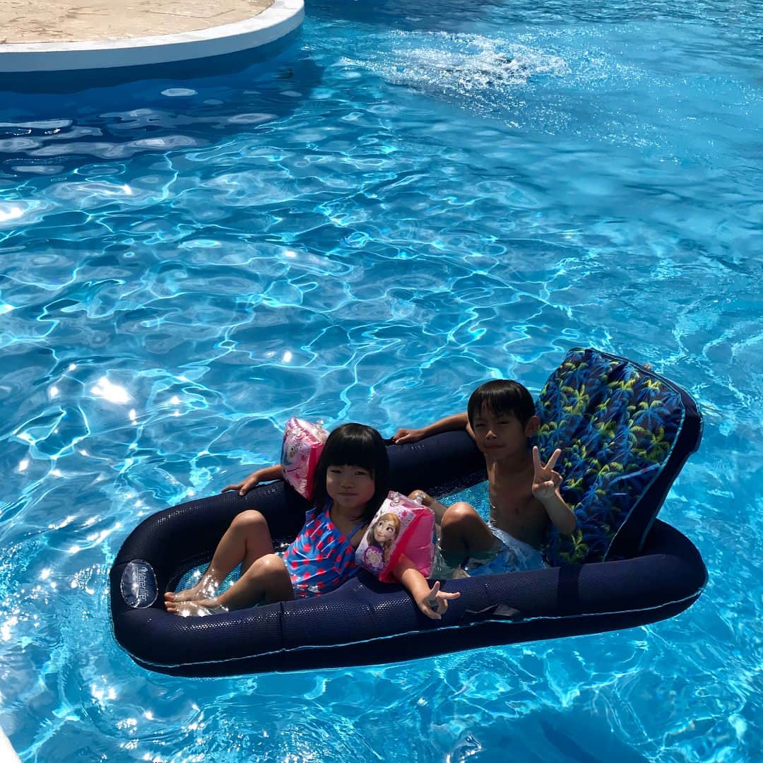 甘糟記子さんのインスタグラム写真 - (甘糟記子Instagram)「竹富島から戻って、午後はプール遊び（≧∇≦）！ 小さなスライダーもあって、2人とも大喜び！ しかも空いてるから並ばずに何回もできて最高！  まだこの時期は海開きもしたばかりで、繁忙期前らしくそんなに混んでないんだとか。 でも気候はすでに初夏だし、旅行に行くには狙い目ですね！  スライダーから降りて来た姫の顔がなんとも言えん（笑）  #anaインターコンチネンタル石垣リゾート #ANA#石垣島#春休み#家族旅行#旅行#プール遊び#スライダー#姫#息子殿姫#息子殿#幸せ#いくらでも遊べる#travel #trip #ishigaki #okinawa」4月3日 11時59分 - norihey924