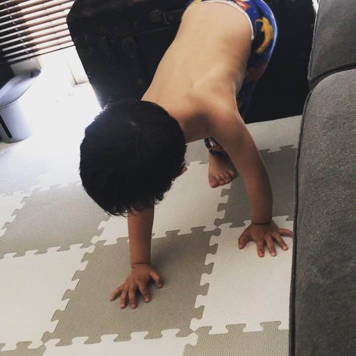 藤倉幸子のインスタグラム：「汗かいてたからロンT脱がして下に着てたＴシャツにさせようとしたんだけど全部脱いでいきなり筋トレしだしたw  旦那さんが筋トレしてる時昊も一緒にしてるからやりだしたんだね‼︎ それにしても子供はよく親を見てる😌  可愛い過ぎてやばい❤️」