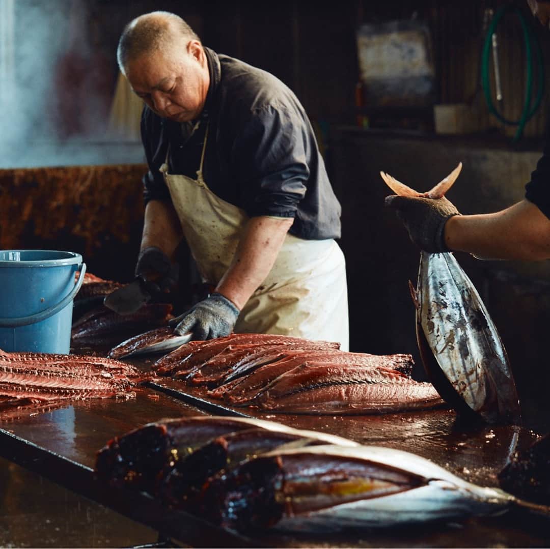 ブルータスさんのインスタグラム写真 - (ブルータスInstagram)「【おいしい魚が食べたくて★発売中】「本物」の鰹節を食べたことはありますか？ “近海” の “一本釣りもの” の “本枯節”。鰹節はニッポンの工芸品（クラフト）です。#BRUTUS #ブルータス　#おいしい魚が食べたくて。#魚 #鰹節  https://magazineworld.jp/brutus/」4月3日 7時36分 - brutusmag