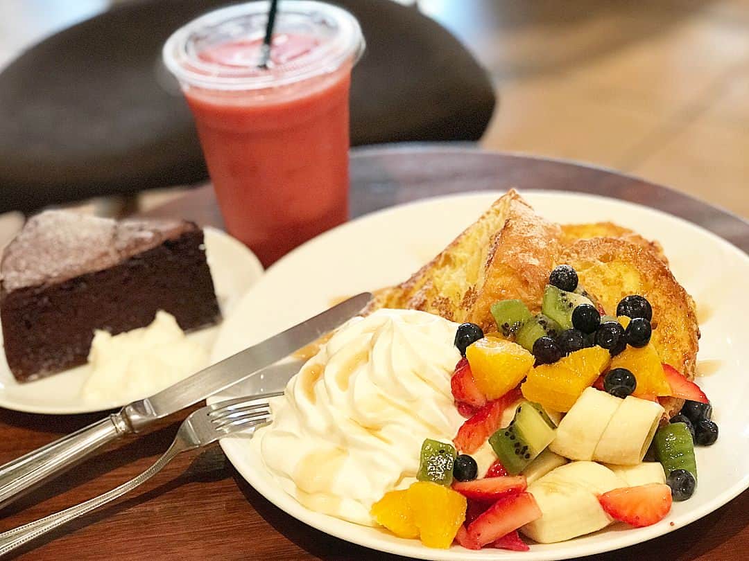 のインスタグラム：「フルーツレインボー フレンチトースト🍞🍓 麻布十番『#ホノルルコーヒー 』🌴🌺 ・ 甘めの卵液がしっかりパンに染み込んでで ふわとろフレンチトースト☺️🌸 ホイップは甘さ控えめなのが丁度いい♪ ・ ダイヤモンドヘッド(ストロベリー・バナナ・アップル)の スムージーや、ガトーショコラも🙆‍♀️✨ お洒落な空間でランチやカフェを楽しめる場所だった☺️🌸 ・ #フレンチトースト #ホイップクリーム #生クリーム #フルーツ #ガトーショコラ #スムージー #カフェ #cafe #お洒落 #パン #めぐログ_麻布十番」