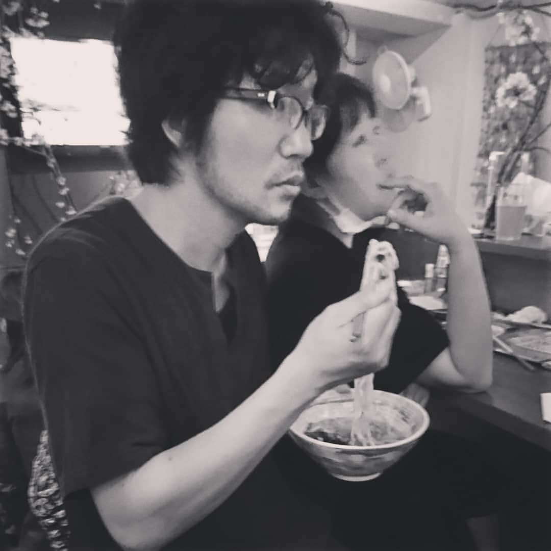 西山茉希さんのインスタグラム写真 - (西山茉希Instagram)「『いい夫婦の日』  じゃないよね。 『いい花見の日』  だったよね。  #カウンター角スタイル @waya222  @wayastylist  #高橋努 #渋谷ハチ公前 #私のラブな劇団のドン #観賞リピーター  久しぶりに会えた本人登場スタイルは 沖縄そばが似合いすぎてズルかった。」4月3日 10時15分 - maki.nshiyama50