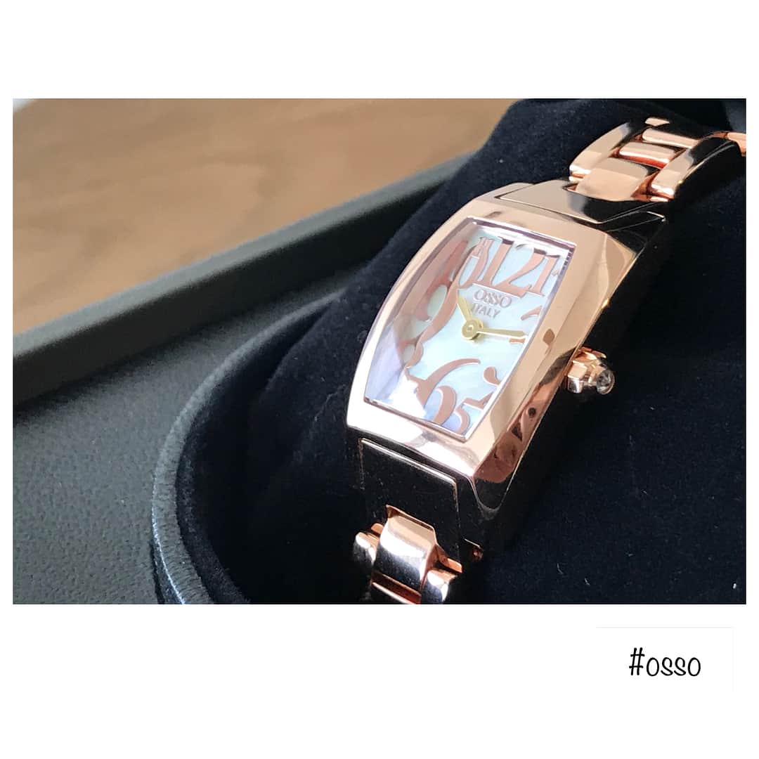 宮崎瑠依さんのインスタグラム写真 - (宮崎瑠依Instagram)「先日、代官山のOSSO ITALYに行きました^_^ . 私にとって3つめのOSSOの時計は"OTTIMO"のピンクゴールド✨ . リューズにダイヤがキラリと輝くなんとも上品な時計✨ オン、オフ選ばずつけられるのも良いなと思い、選びましたw  時計を変えるとなんだか気分も変わりますねw 新年度のこの時期、特に環境が変わらない人も時計を変えてみると良いかも✨✨✨ #osso #ossoitaly #代官山osso #新しい時計 #気分リフレッシュ #レディース時計 #オシャレ時計」4月3日 10時24分 - ruimiyazaki