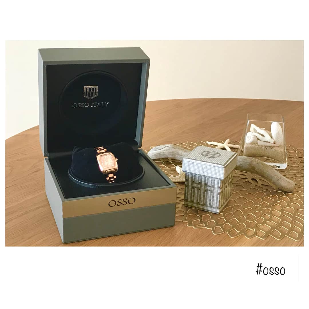 宮崎瑠依さんのインスタグラム写真 - (宮崎瑠依Instagram)「先日、代官山のOSSO ITALYに行きました^_^ . 私にとって3つめのOSSOの時計は"OTTIMO"のピンクゴールド✨ . リューズにダイヤがキラリと輝くなんとも上品な時計✨ オン、オフ選ばずつけられるのも良いなと思い、選びましたw  時計を変えるとなんだか気分も変わりますねw 新年度のこの時期、特に環境が変わらない人も時計を変えてみると良いかも✨✨✨ #osso #ossoitaly #代官山osso #新しい時計 #気分リフレッシュ #レディース時計 #オシャレ時計」4月3日 10時24分 - ruimiyazaki