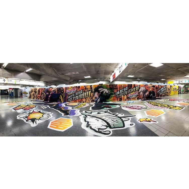 僕のヒーローアカデミアさんのインスタグラム写真 - (僕のヒーローアカデミアInstagram)「JR新宿駅北通路改札内に‪【ウルトラ・ヒロアカ・ウォール】‬出現！全長40m、床にもヒロアカワード！ "ULTRA HEROACA WALL HAS COME!" #僕のヒーローアカデミア #myheroacademia #ヒロアカ #heroaca_a #新宿 #Shinjuku #station #Tokyo #アニメ #anime #ジャンプ #shonenjump #ヒーロー #HERO」4月3日 10時34分 - heroaca_insta