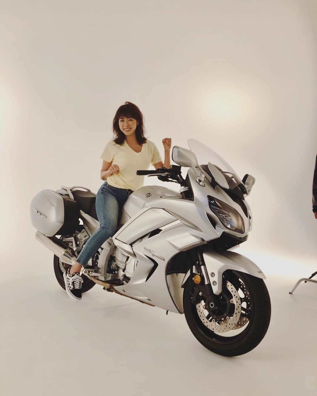 わちみなみのインスタグラム：「5月に発売のgoo bike の撮影に行って来ました❗️ 初めてオートバイに乗ったよ🤗 .  乗り回したらかっこいいだろな😄✨ . #グーバイク #goobike #わちみなみ #表紙 #bike #snap8」
