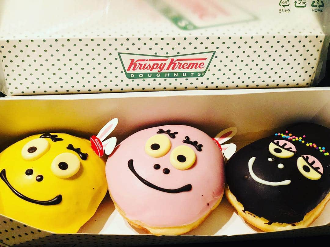 真飛聖さんのインスタグラム写真 - (真飛聖Instagram)「☺︎発見☺︎ 大好物の 『クリスピー・クリーム・ドーナツ🍩』 期間限定で『BARBAPAPA』バージョンが☺︎ 食べるのもったいない☺︎💦 #集合ーーーー #クリスピークリームドーナツ #甘めだけど定期的に食べたくなる #食後のデザート #味は左からキャラメルストロベリーカスタードだよ #コーヒーと共に #真飛聖」4月3日 20時28分 - sei_matobu