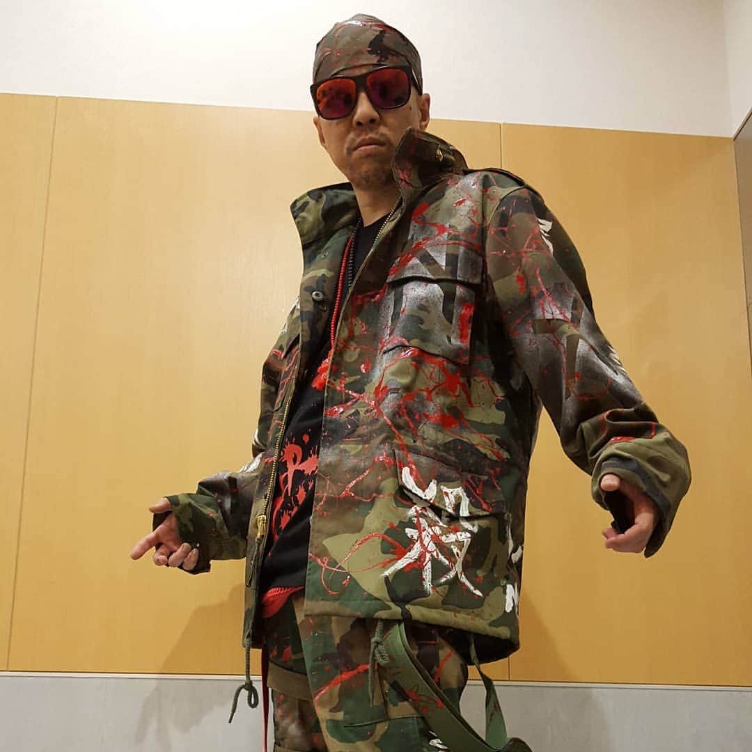 のインスタグラム：「COMBAT当日の衣装！！ こんなんでした！！ コスプレって言われてましたが…(笑) この日の為に、クラッシュが少しでも盛り上がるように一生懸命作ったんだよ！！ 歴戦の返り血を浴びた戦闘服的イメージ。。。 来てくれた、見てくれたみんなには改めて感謝！！ #COMBAT_CLASH #kingsize #キングサイズ」