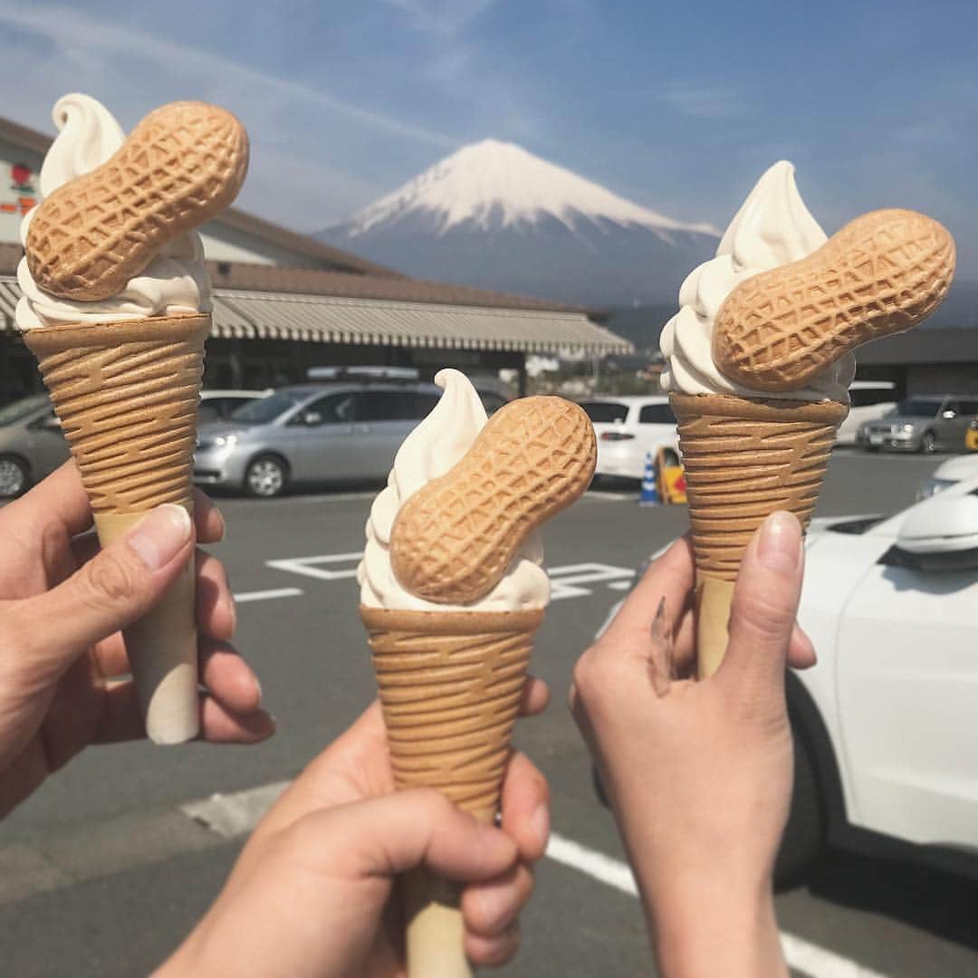 UWASAさんのインスタグラム写真 - (UWASAInstagram)「. 【静岡】 「どこで売っているの？」と話題になった噂の落花生ソフトクリーム☁️‼️ こちらのソフトクリームは、静岡県富士宮市にある「JA富士宮ファーマーズマーケットう宮〜な」の入り口手前『ゆずあん』というお店で販売されています😊🎵 ”落花生”と聞くと「千葉」を思い浮かべる方も多いと思いますが、「富士宮」の名産品でもあるんです😳✨ 落花生型モナカがなんとも愛らしい「落花生ソフトクリーム」には、そんな名産品の落花生がふんだんに使用されています🍦💕 ひとくち食べると、落花生の香りが口いっぱいに広がります😍🍀 ＊ ↓素敵なアカウントはこちら [photo by:@hashimuki] ＊ <<✏️=========================>> UWASAではトレンドをキャッチしたお写真を 厳選してご紹介しています📷🌈 【 @uwasalabo 】 or 【 #uwasalabo 】 をタグ付けであなたの投稿が Instagramや記事で紹介されちゃうかも👀🎉 皆さんの素敵なご投稿お待ちしています🌸 <<=========================🔎>> ＊ #UWASA #uwasalabo #静岡 #富士宮 #ソフトクリーム #softcream #落花生 #peanut #落花生ソフトクリーム #ゆずあん #ソフトクリーム部 #ソフトクリーム巡り #スイーツ #sweets #スイーツ部 #スイーツ巡り #ドライブ#drive #かわいい #可愛い #フォトジェニック #photogenic #富士山 #fuji #美味しい #yummy #カフェ #cafe #カフェ部 #カフェ巡り」4月3日 21時02分 - joshime_gourmet