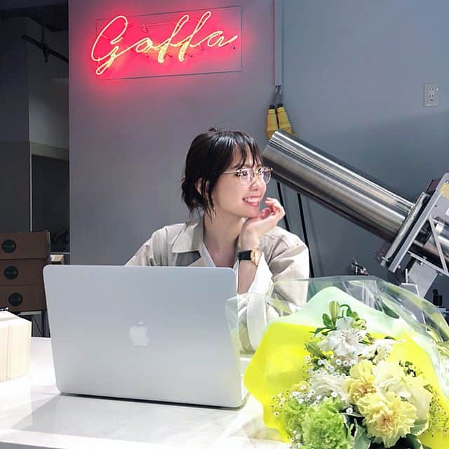 のインスタグラム：「私の親愛なる友が コールドプレスジュース屋さんを 4月8日にオープンするということで お祝いに行ってきた！💓 その名も「goffa」 学大から徒歩5分くらい🚶‍♂️ 本当に拘り抜かれたオシャなジュースたちが 待ってるので是非行ってみてね！🙌 . お店が可愛いすぎたので 取り敢えずカウンターに入って 写真撮っといた🤣笑 . 私も入り浸る予定ですし いつか勝手にお手伝いで お店に立とうと思ってますし🤤💕 . 住所はこちらだよん→💁‍♀️ @goffajuice . . #goffa #コールドプレスジュース #学大 #学芸大学 #オシャレ #インスタ映え#カフェ #cafe #ダイエット #美容 #beauty #インナーケア #beaustagrammer #open #4月8日」