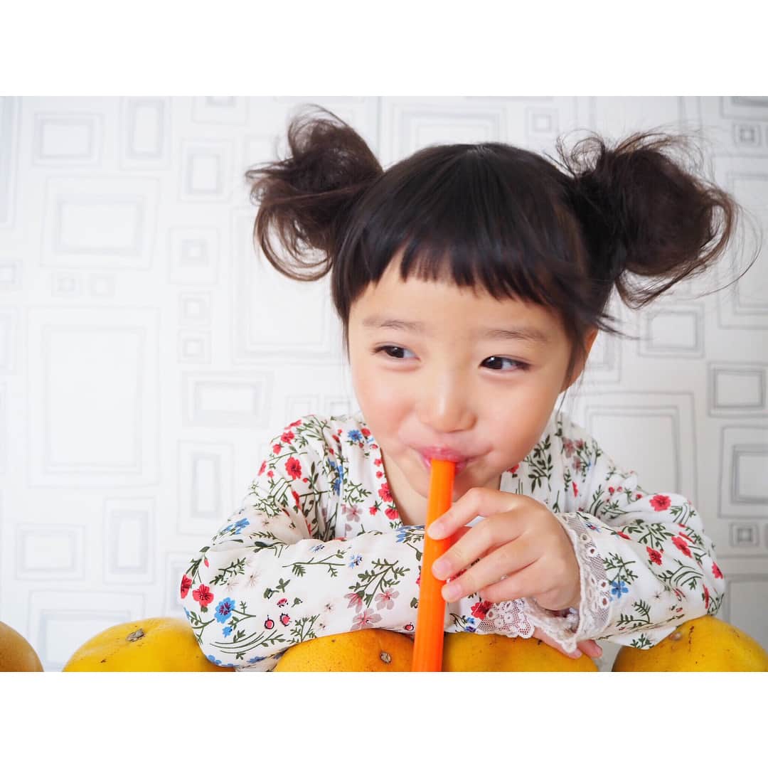 のインスタグラム：「20180403 * * 今日は牧場で乳搾り体験をしてきました🐄 可愛いハリネズミはこわがってたのに大きな牛はこわがらないとかさすが😂🥛 動物大好きなのでほんと楽しそうで嬉しかった☺️✨ * * 毎朝フルーツを絶対かかさない娘👧 今が旬のフロリダ産グレープフルーツ🍊 フルーツストローと一緒にいただいたので 斬新な飲み方に初挑戦😍 * 私が子供の頃は半分に切ってお砂糖をかけてギザギザスプーンでよく食べてたけど✨ まさかのストローを差すなんて初めて😂！！ ジューシーな果汁と果肉がめちゃくちゃ美味しい🤭 ビタミンCも豊富で美容健康にも良いから これからも取り入れていきたいです🍊 #グレープフルーツ#フロリダ産グレープフルーツ#grapefruit#pr#3歳#3歳11ヶ月」
