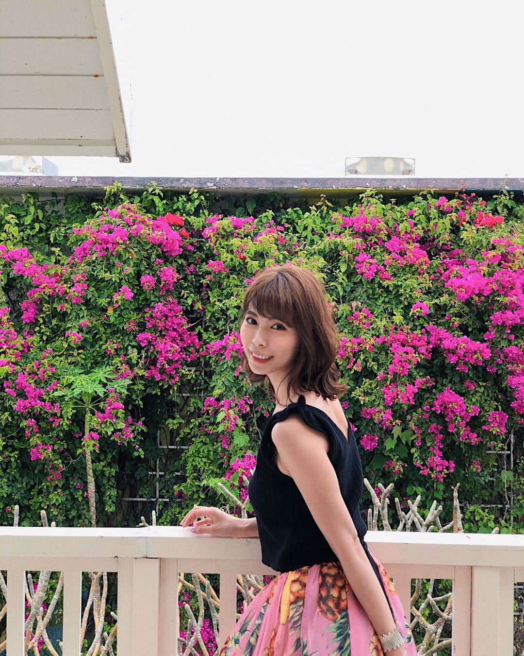 のインスタグラム：「. . . 松井家の 女子3人 👩‍👩‍👧 で 沖縄旅行 に行ってきました ♡ . . . トラブルも 色々あったけど すーっごく楽しかった ♪♪ . . . これからも 家族でのんびり 旅行に いっぱい行きたいな ⑅◡̈* . . . . . . skirt @lefua.closet . #タビジョ #旅 #沖縄 #okinawa #沖縄旅行 #沖縄カフェ  #女子旅 #旅行#fly_peach #モデル #model #yuika_code👗 . . . #ユイカノレディスタグラム 📻🎤」