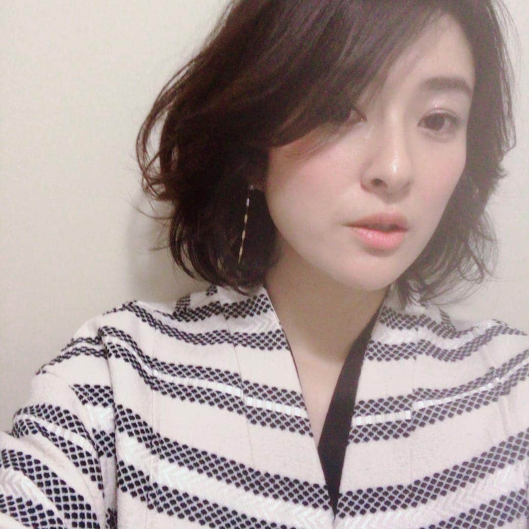 のインスタグラム：「髪伸びた☺︎ こういう感じになるといいのにな と 撮影後にいつも形状記憶したくなる #hairstyle #ボブ になってきた❤︎ #elendeek #cadeaux」