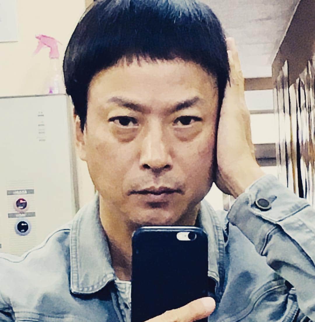 椎名桔平さんのインスタグラム写真 - (椎名桔平Instagram)「ちょっと切り過ぎたかな、、、 カツラです。^_^ ここから調整していただきます。 #山田カツラ」4月3日 14時56分 - kippeishiina
